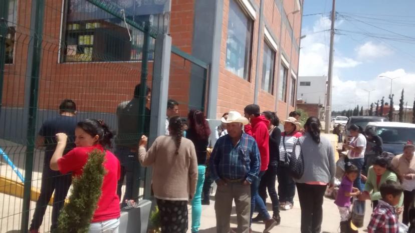 Filas para cambiar vales de candidato en Chignahuapan