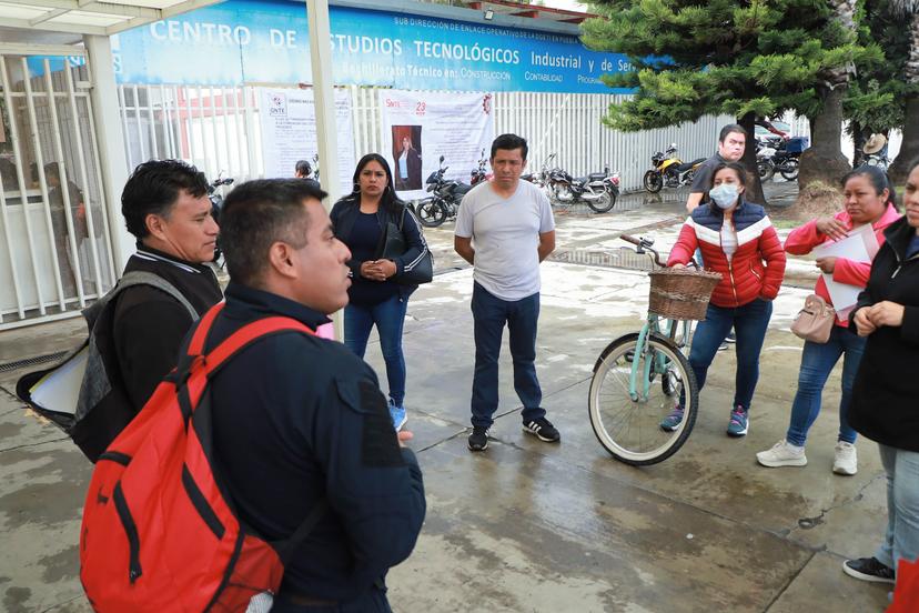 VIDEO Exigen padres de familia que directora del Cetis responda por el despido de vigilancia