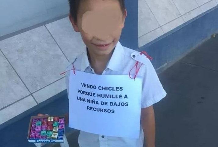 Niño se burló de niña de escasos recursos y lo pusieron a vender chicles