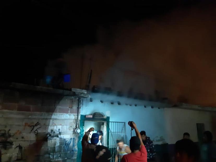 Vecinos con cubetas logran apagar fuego de una vivienda