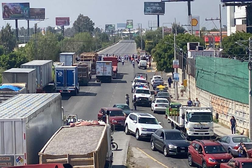 VIDEO Ya van para cinco horas de bloqueo en el Periférico Ecológico