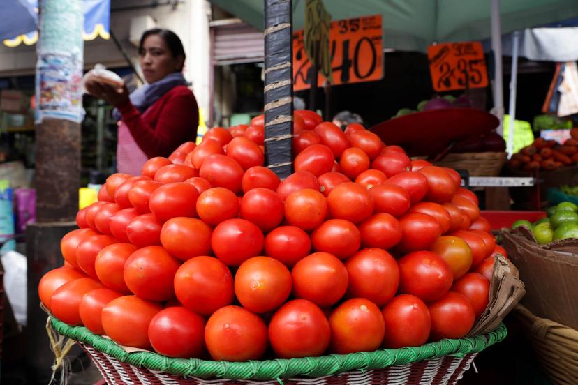 Sufres para adquirir jitomate, cebolla, aguacate y naranja