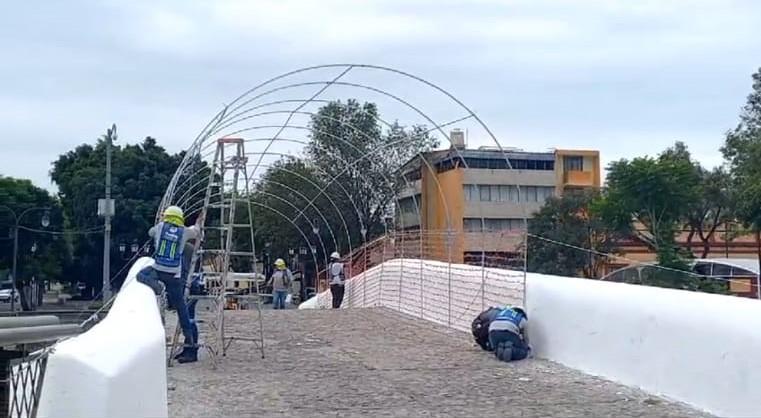 VIDEO Colocan arcos de luces sobre el puente de Ovando