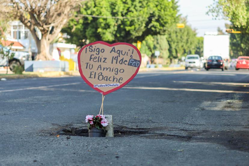 VIDEO Protesta creativa y amorosa por exceso de baches en San Pedro Cholula