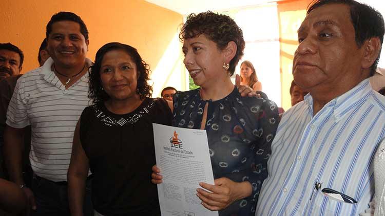 Recibe constancia de mayoría Ernestina Fernández de Alatriste