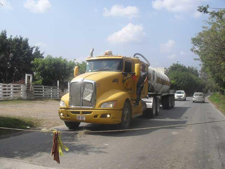 Mantienen cobro de peaje sobre carretera en Pantepec