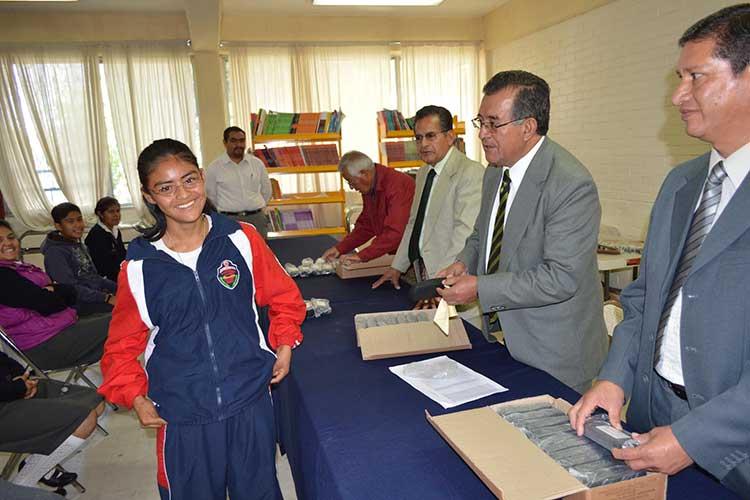 Reciben estudiantes de secundaria lentes para aprender mejor