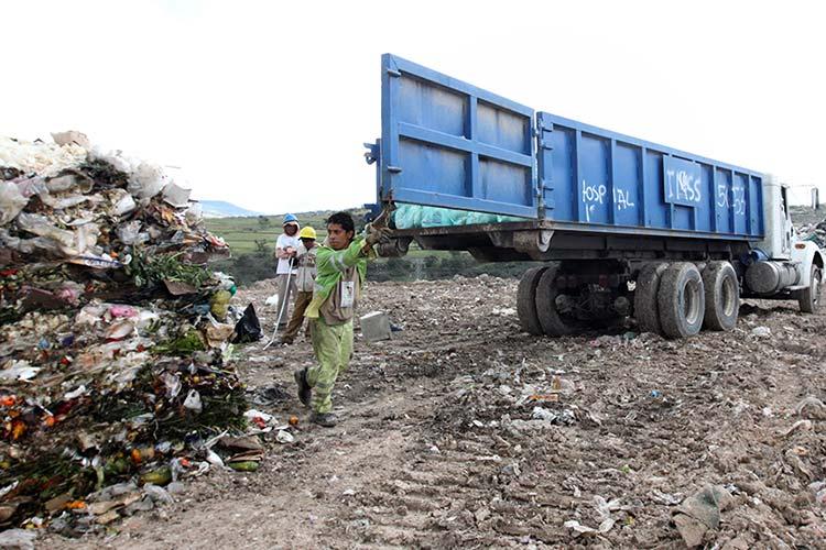 Habitantes de Tepexco denuncian que alcaldesa usa basurero clandestino