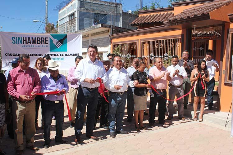 Entrega Sedesol apoyos a migrantes en Tulcingo de Valle