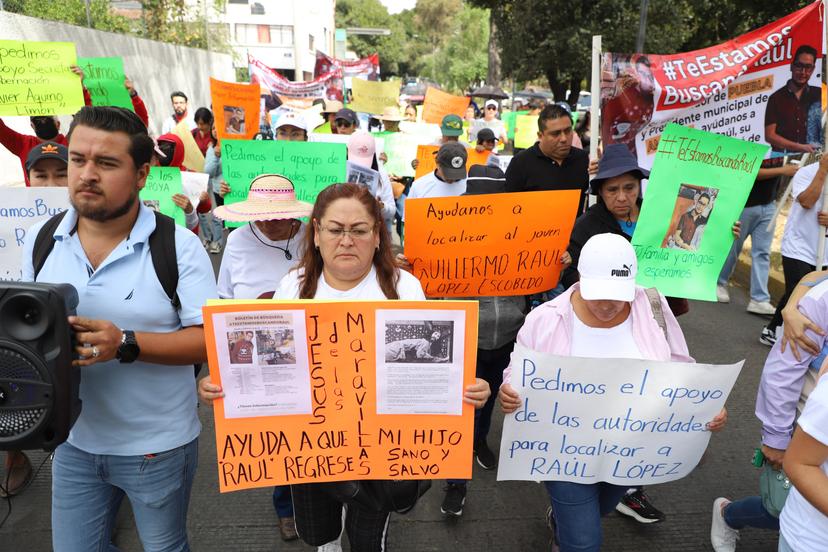 Familia de Guillermo Raúl marcha hacia la FGE