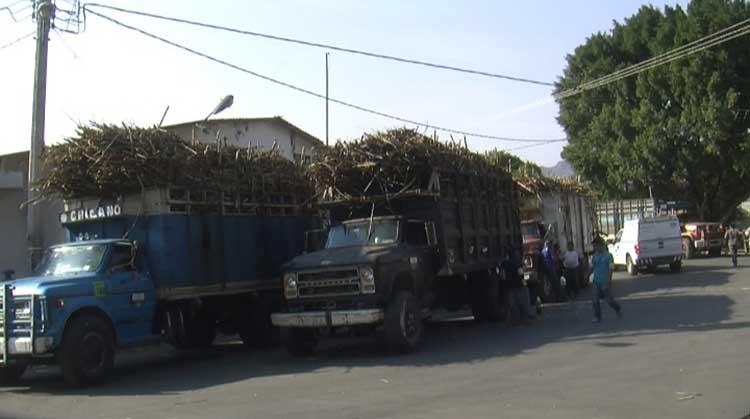 Toman cañeros bodegas del ingenio de Calipan ante falta de pago