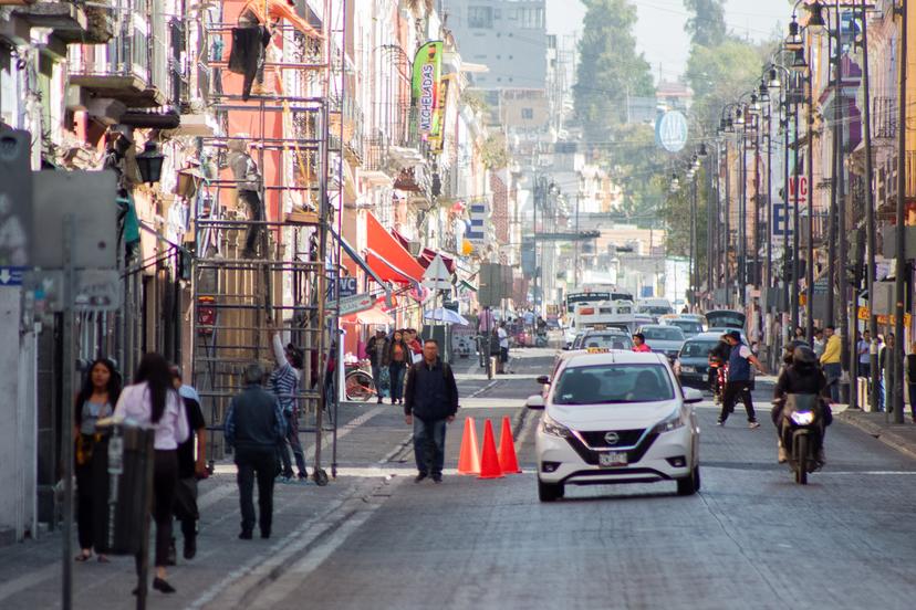 Cuidado, realizan reparación de fachadas en calle 2 Norte