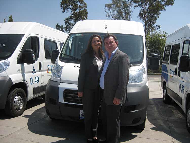 Recibe Sara Juárez de Huerta transporte para DIF municipal