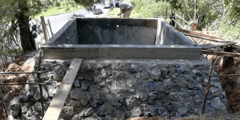Construyen tanque público en terreno privado de Huauchinango