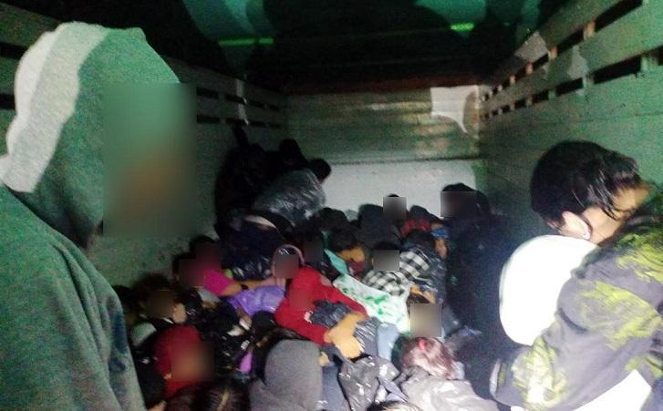 Frenan a polleros con 81 migrantes hacinados en un camión torton