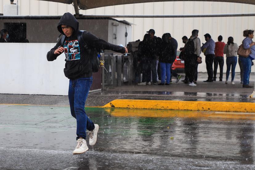 VIDEO Sorprende a poblanos de la ciudad primera lluvia del año