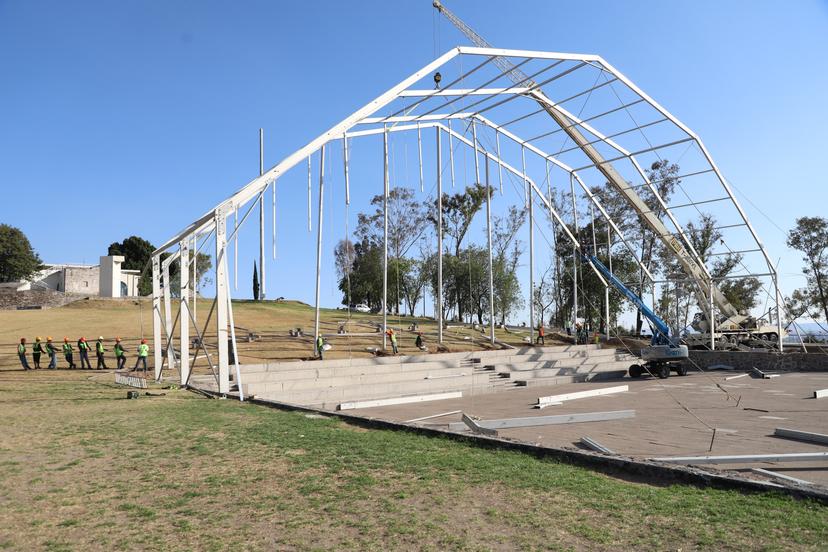 VIDEO Comienzan a instalar el escenario en Plaza de La Victoria