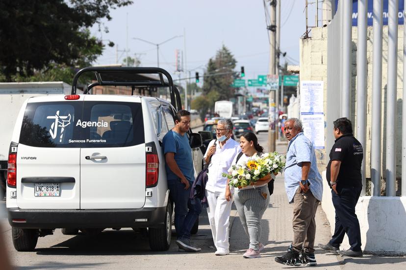 Familiares a la espera les entreguen los cuerpos del accidente en la Cuacnopalan-Oaxaca