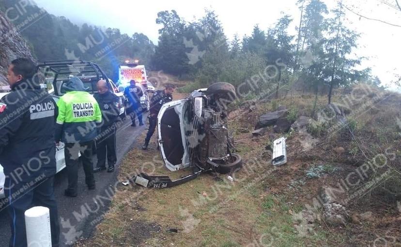 Se vuelca patrulla de la Policía Estatal rumbo a Teziutlán