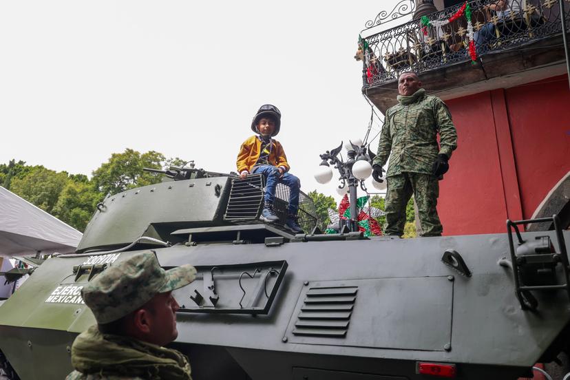 Pequeños disfrutan de los vehículos militares