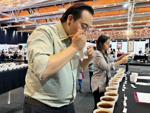 Realizan tercera subasta virtual de café poblano