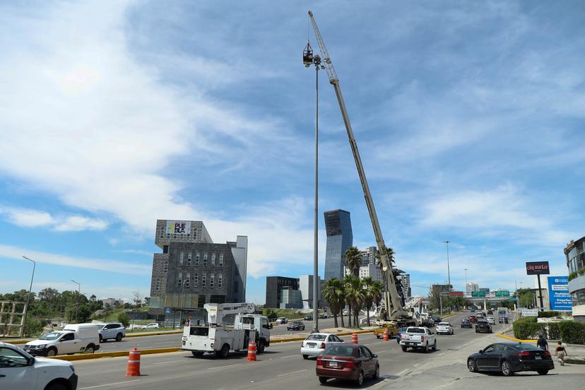 VIDEO Realizan mantenimiento a superpostes de alumbrado público