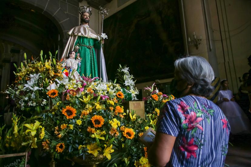 VIDEO Le cantan las mañanitas a la imagen de San José