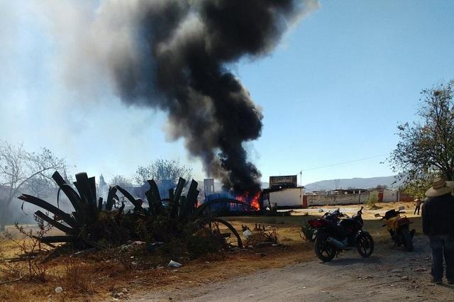 Arde camioneta que transportaba combustible robado, en Acajete