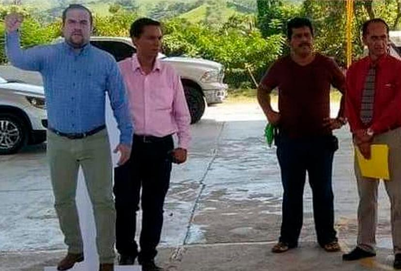 Alcalde usa foto de tamaño real cuando no puede asistir al evento