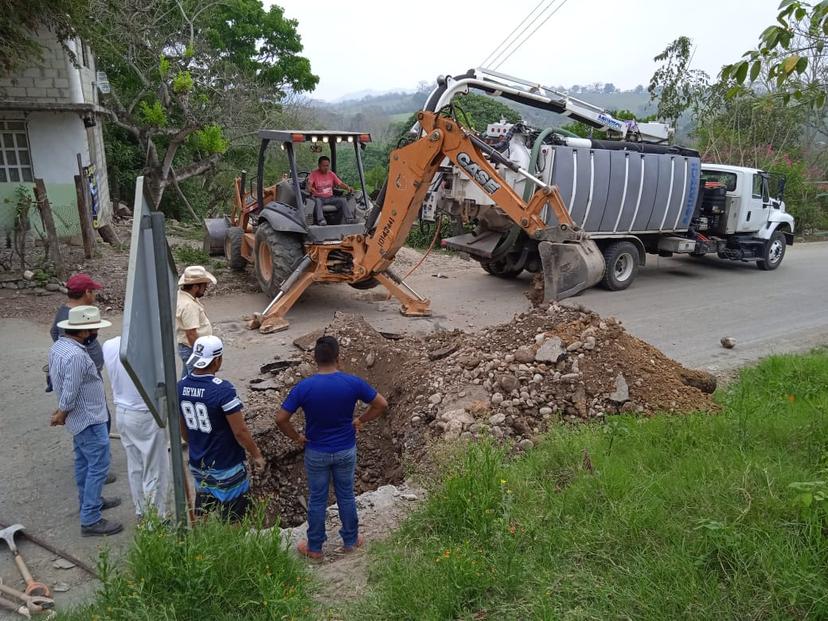 Realizan limpieza de drenaje sanitario en Francisco Z. Mena