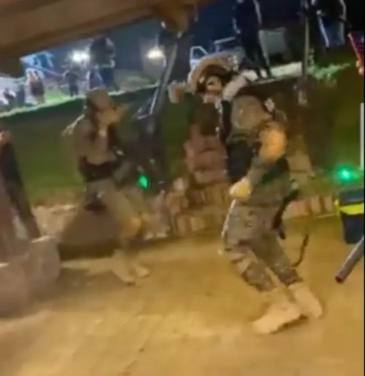 VIDEO Presuntos marinos armados son grabados bailando en fiesta de civiles