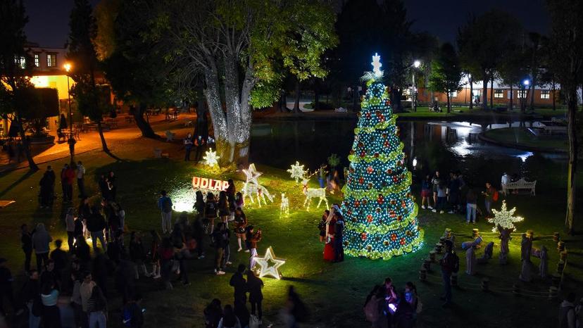 Con encendido del árbol de navidad inician festejos decembrinos en la UDLAP