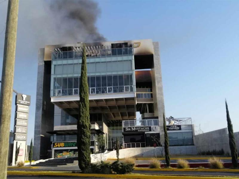 Son lanzadas bombas molotov e incendian bares en Michoacán