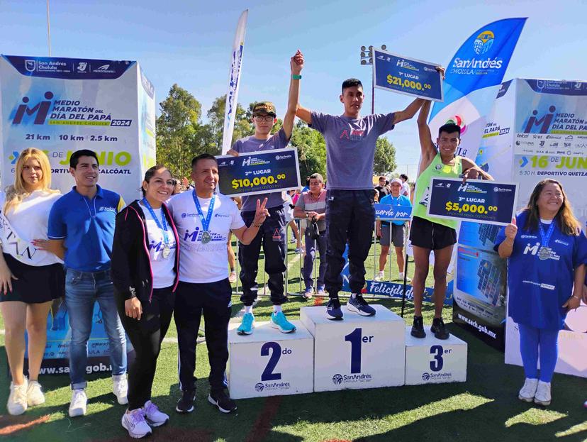 Jesús Nava y Alina Hanschke, ganadores del Medio Maratón del Día del Papá