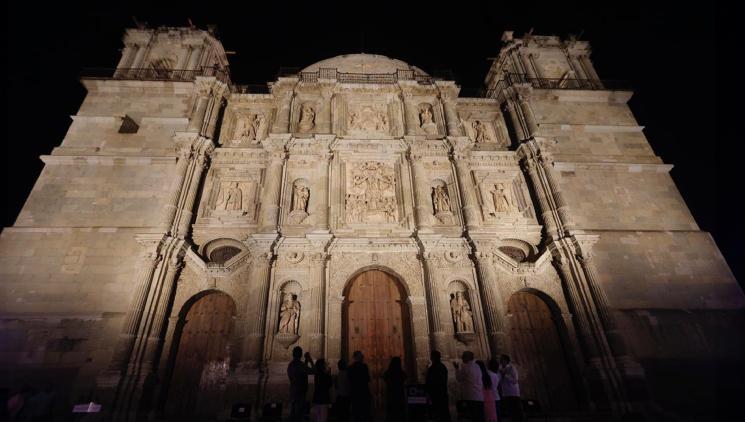 VIDEO Catedral de Oaxaca se ilumina con energías renovables