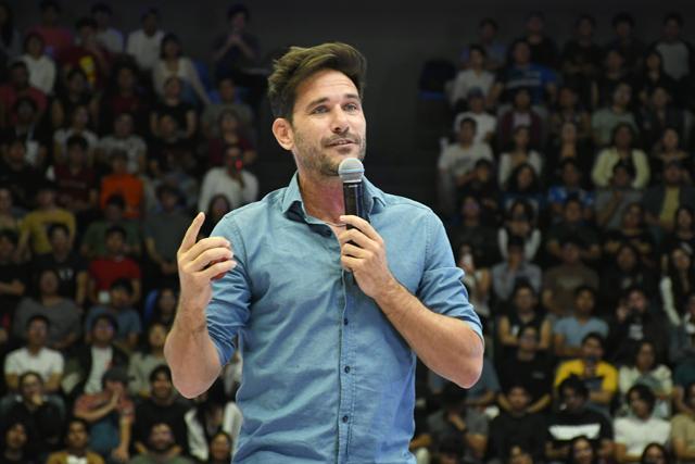 El divulgador científico español Javier Santaolalla imparte conferencia en la BUAP