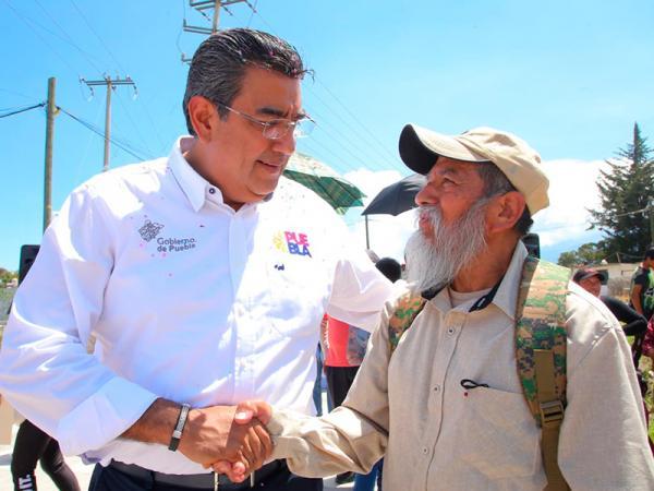 Céspedes inaugura calles y entrega de apoyos para el bienestar en El Verde