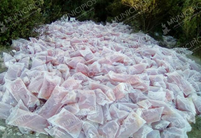 Arrojan 200 bolsas para diálisis a barranca de Tecamachalco