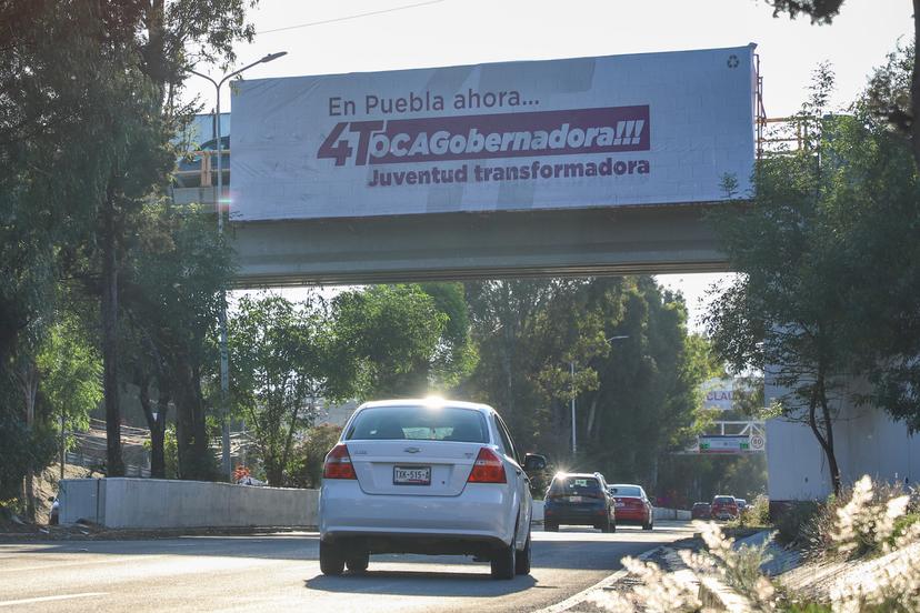 VIDEO Colocan espectaculares: En Puebla ahora 4Toca Gobernadora