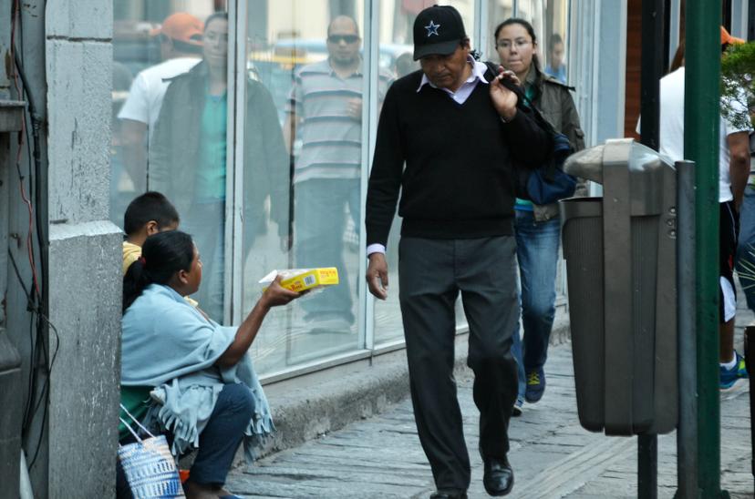 Se reduce la pobreza laboral pero apenas si alcanza para la canasta básica