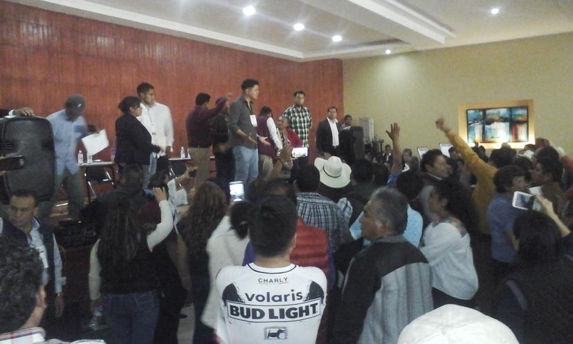 Señalan a ediles de fraude y tiran asamblea de Morena en Teziutlán