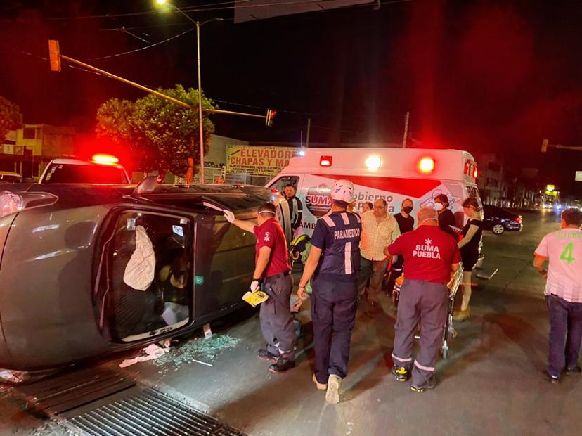 Mujer se voltea en su auto sobre bulevar Norte en Puebla