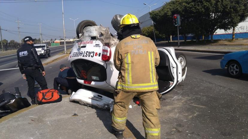 Chocan camioneta y auto en Puebla capital; hay dos heridos