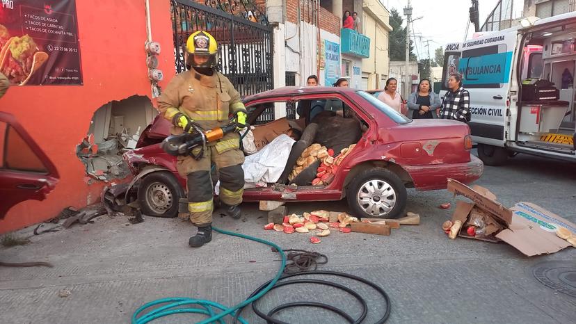 Tsuru se estampa contra negocio en bulevar Valsequillo