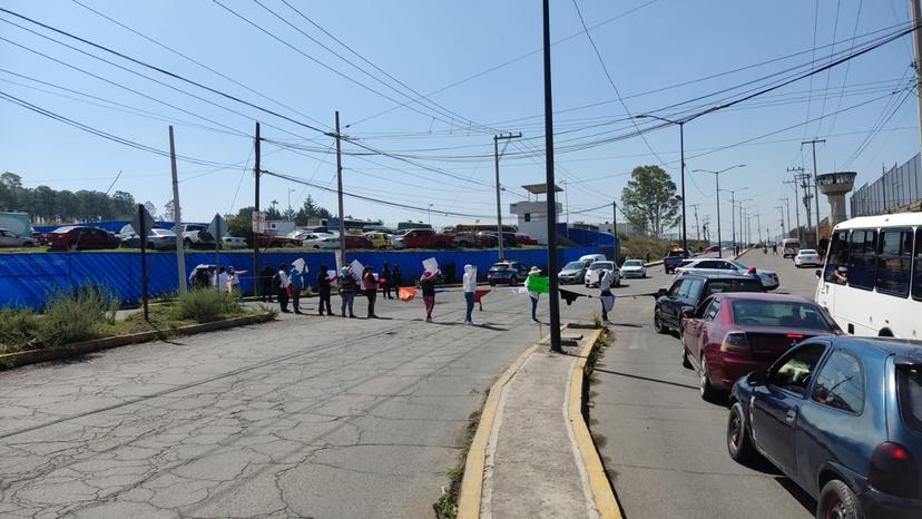 Familiares de internos protestan frente al Cereso de San Miguel