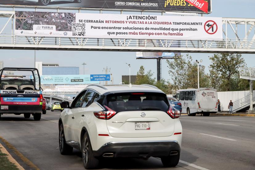 VIDEO Instalan lona informativa sobre cierre de retornos en la Vía Atlixcáyotl