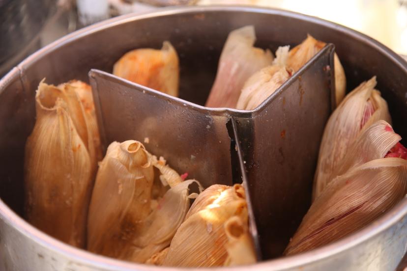 VIDEO Atole, champurrado y una torta de tamal, un buen calmante para el frío mañanero