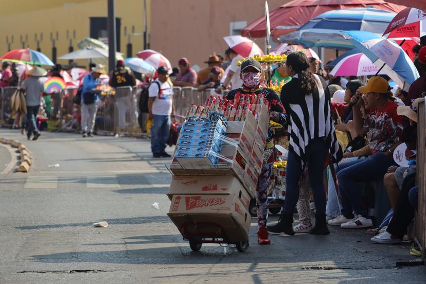 Ambulantes se despachan con la cuchara grande este 5 de mayo