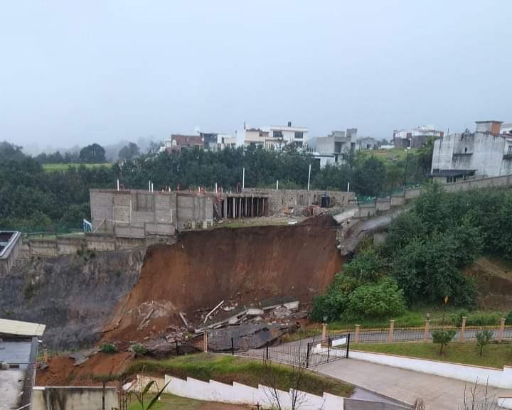 Lluvias provocan derrumbe de barda perimetral en el Arco Oriente en Teziutlán