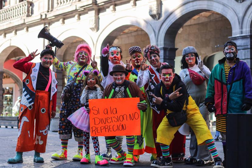 Payasos mantienen manifestación frente a Palacio Municipal